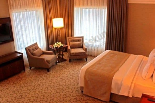 Otel Konforunda Işık Kontrolü: Blackout Ve Dimout Kumaş Teknolojileri